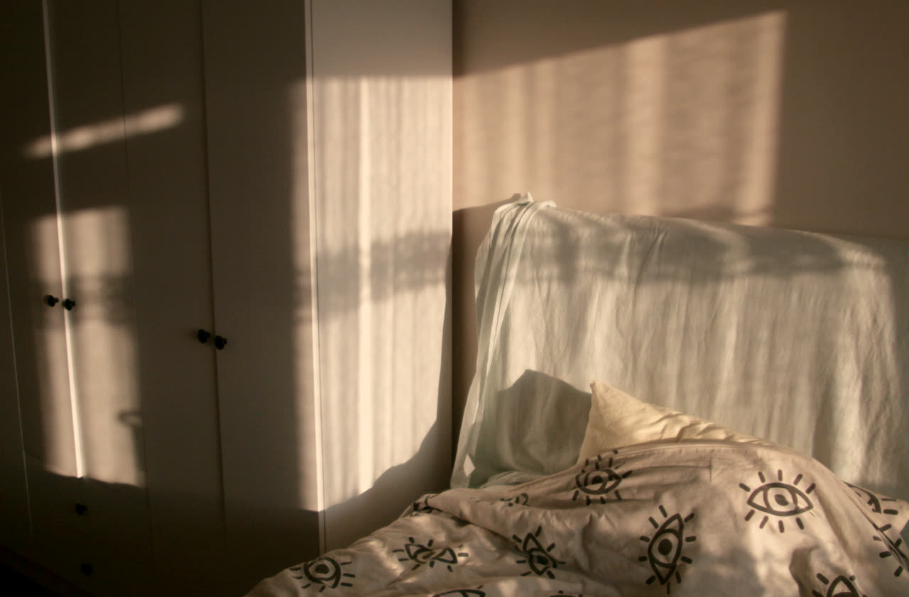La lumière du matin entre par la fenêtre d'une chambre paisible